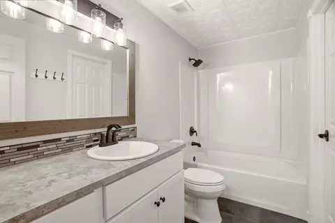 Bath - 6404 E 17th Ave, Spokane Valley, WA 99212 photo 1 of 2