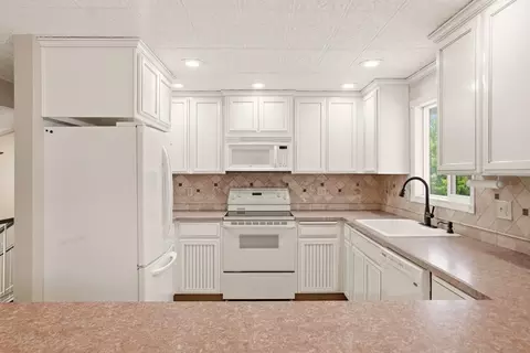 Kitchen - 6404 E 17th Ave, Spokane Valley, WA 99212 photo 3 of 6