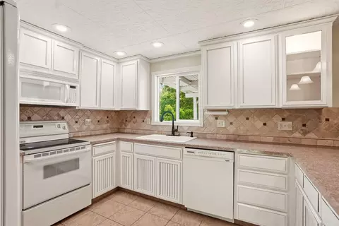 Kitchen - 6404 E 17th Ave, Spokane Valley, WA 99212 photo 4 of 6