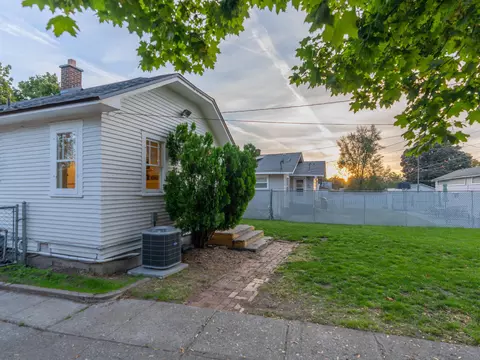 Exterior - 724 E Broad Ave, Spokane, WA 99207 photo 6 of 7