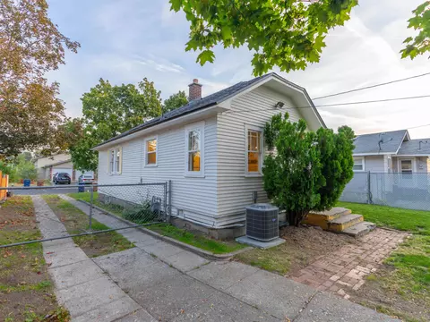 Exterior - 724 E Broad Ave, Spokane, WA 99207 photo 5 of 7