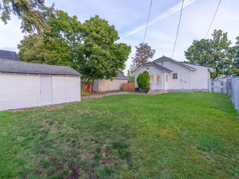 Exterior - 724 E Broad Ave, Spokane, WA 99207 photo 3 of 7