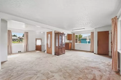 Living - 12716 E 8th Ave, Spokane Valley, WA 99216 photo 4 of 6