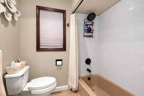 Bath - 4904 E 50th Ave, Spokane, WA 99223 photo 3 of 4