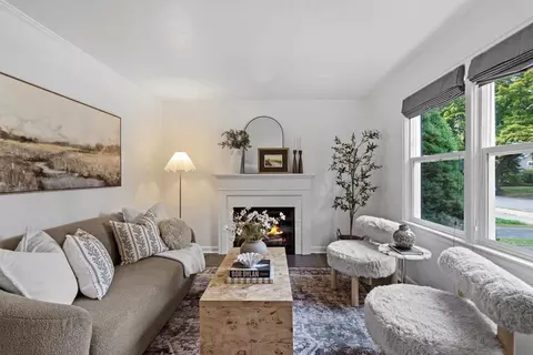 Living - 504 E 20th Ave, Spokane, WA 99203 photo 2 of 4