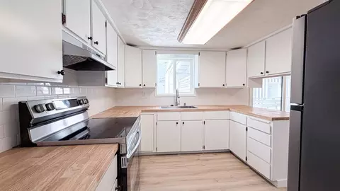 Kitchen - 5317 E Commerce Ave, Spokane, WA 99212 photo 3 of 6