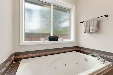Bath - 705 E Upper Terrace Ln, Colbert, WA 99005 photo 2 of 5