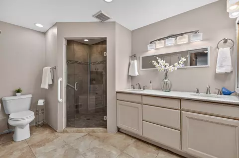 Bath - 105 E High Dr, Spokane, WA 99203 photo 1 of 3