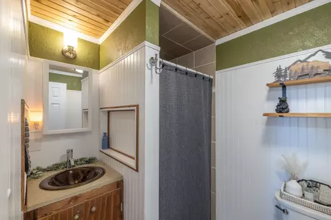 Bath - 8001 E Woolard Rd, Colbert, WA 99005 photo 3 of 5