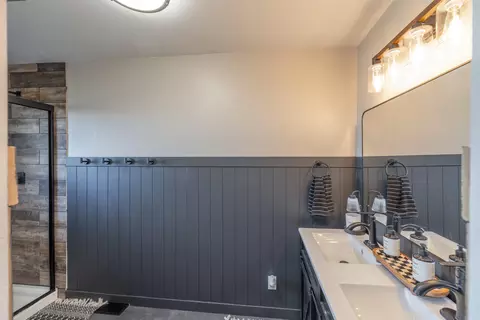 Bath - 8001 E Woolard Rd, Colbert, WA 99005 photo 1 of 5