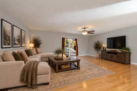 Living - 1321 E 33rd Ave, Spokane, WA 99203 photo 4 of 5
