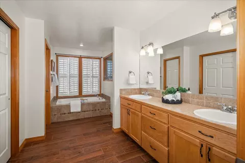 Bath - 17011 Eagle Nest Ln, Colbert, WA 99005 photo 1 of 4