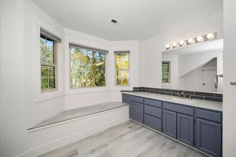 Bath - 1114 E 19th Ave, Spokane, WA 99203 photo 4 of 6