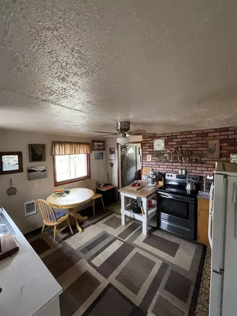 Kitchen - 8712 N Greenbluff Rd, Colbert, WA 99005 photo 2 of 3