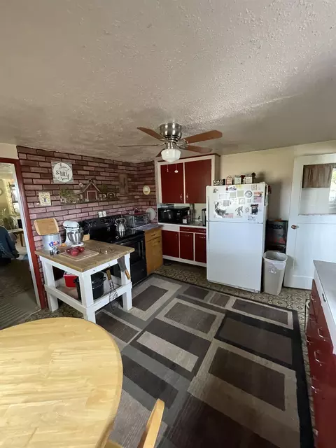 Kitchen - 8712 N Greenbluff Rd, Colbert, WA 99005 photo 3 of 3