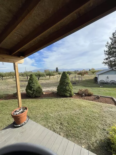 Exterior - 8712 N Greenbluff Rd, Colbert, WA 99005 photo 3 of 10