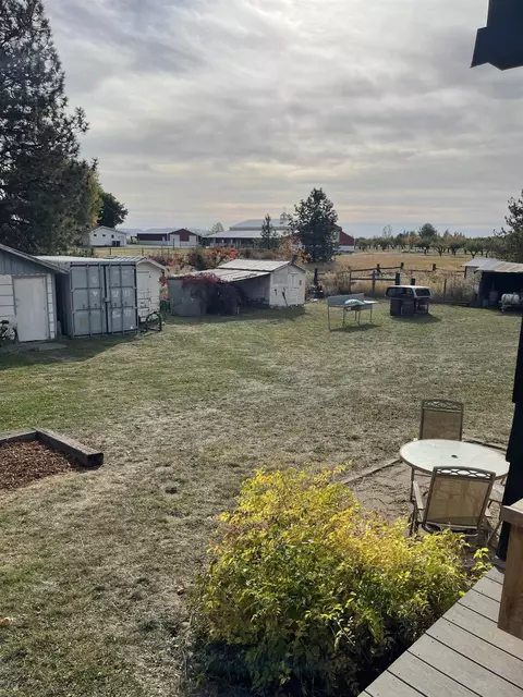Exterior - 8712 N Greenbluff Rd, Colbert, WA 99005 photo 7 of 10