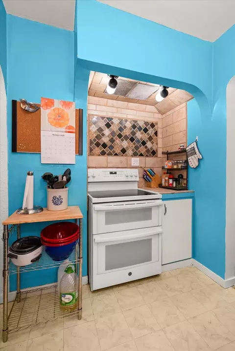 Kitchen - 9601 E Upriver Dr, Spokane, WA 99206 photo 5 of 5