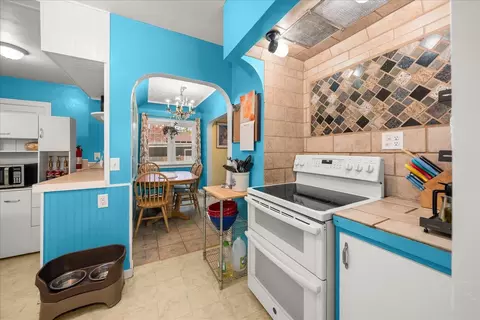 Kitchen - 9601 E Upriver Dr, Spokane, WA 99206 photo 3 of 5