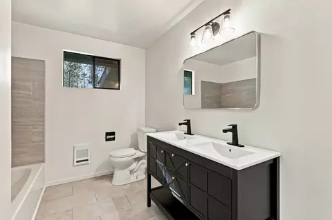 Bath - 924 E Bedivere Dr #926 E BEDIVERE DR, Spokane, WA 99218 photo 1 of 3