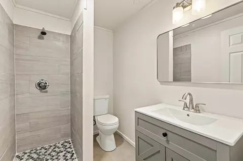 Bath - 924 E Bedivere Dr #926 E BEDIVERE DR, Spokane, WA 99218 photo 3 of 3