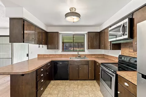 Kitchen - 924 E Bedivere Dr #926 E BEDIVERE DR, Spokane, WA 99218 photo 3 of 3