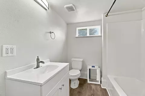 Bath - 1928 E Sharp Ave, Spokane, WA 99202 photo 1 of 5