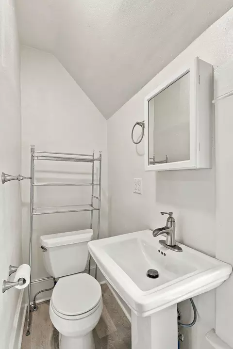 Bath - 1928 E Sharp Ave, Spokane, WA 99202 photo 4 of 5
