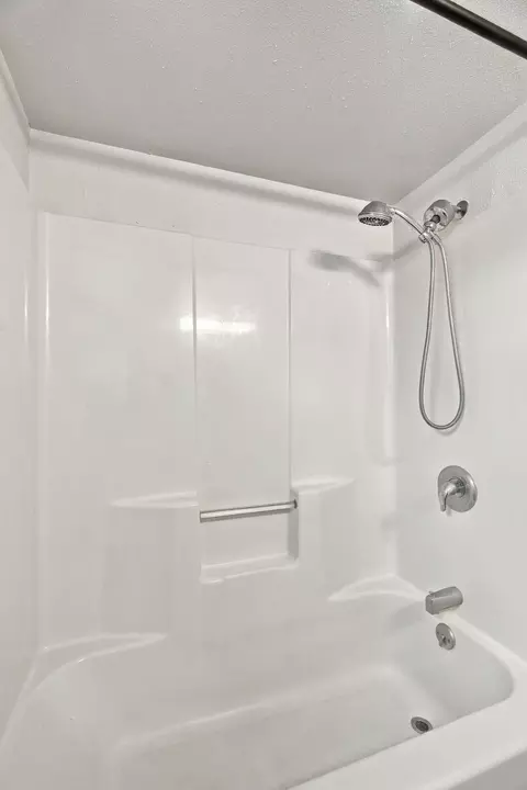 Bath - 1928 E Sharp Ave, Spokane, WA 99202 photo 2 of 5