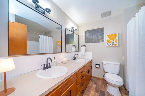 Bath - 2427 E 40th Ave, Spokane, WA 99223 photo 3 of 5
