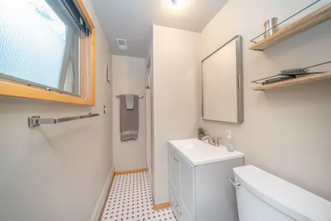 Bath - 2427 E 40th Ave, Spokane, WA 99223 photo 4 of 5