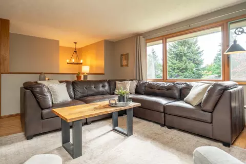 Living - 2427 E 40th Ave, Spokane, WA 99223 photo 2 of 3