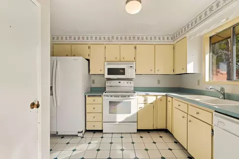 Kitchen - 11404 E Frederick Ave, Spokane Valley, WA 99206 photo 2 of 4