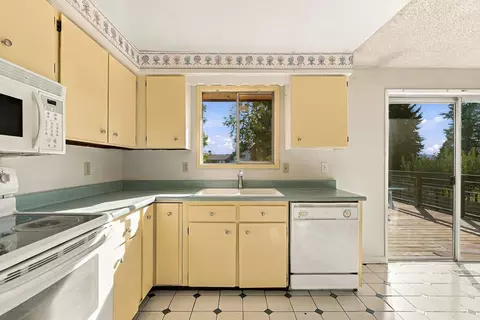 Kitchen - 11404 E Frederick Ave, Spokane Valley, WA 99206 photo 3 of 4