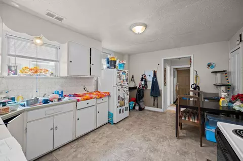 Entry Way - 2924 E Broad Ave, Spokane, WA 99217 photo 2 of 3