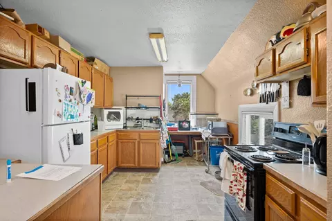 Kitchen - 2924 E Broad Ave, Spokane, WA 99217 photo 14 of 14