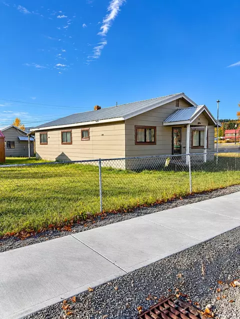 109 E Blackwell St, Ione, WA 99139