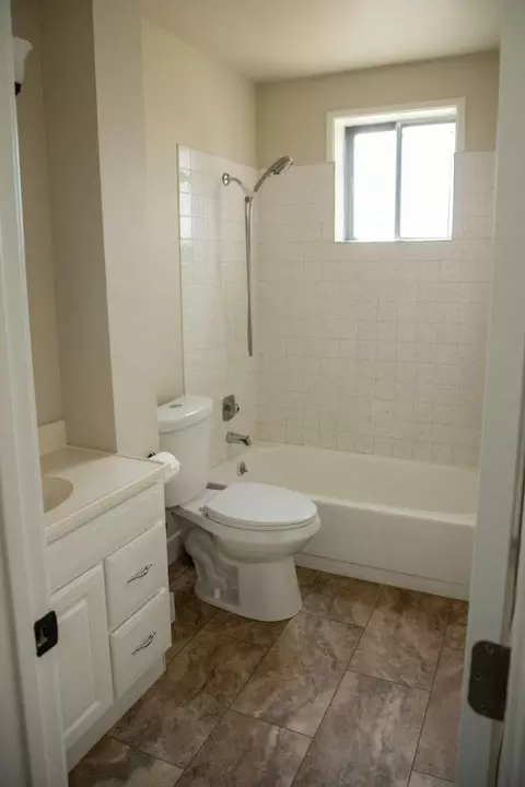Bath - 528 E Crown Ave, Spokane, WA 99207 photo 3 of 6