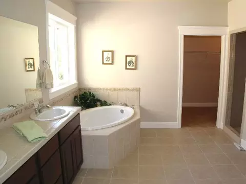 2123 E Overbluff Rd, Spokane, WA 99203 photo 6