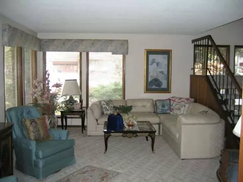 526 E Glencrest Dr, Spokane, WA 99208 photo 2