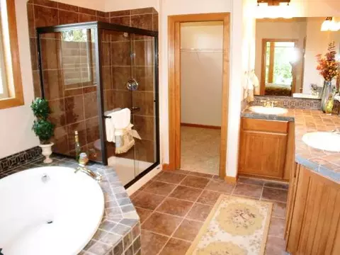 2127 E Overbluff Rd, Spokane, WA 99203 photo 8