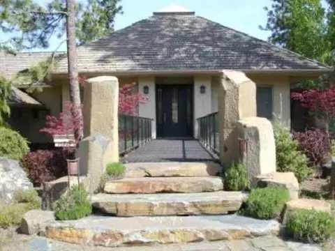 1907 E Overbluff Rd, Spokane, WA 99203 photo 1