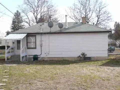 911 E Rowan Ave, Spokane, WA 99207 photo 2