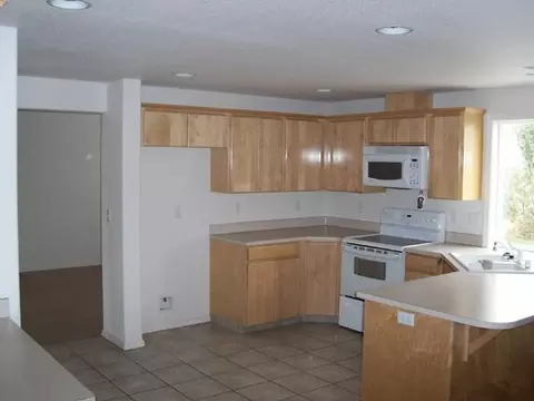 8307 Wrigley Dr, Pasco, WA 99301 photo 2