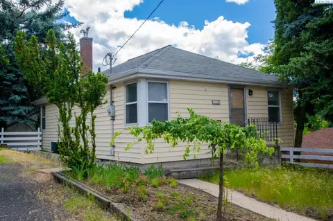 404 E Thorn St, Colfax, WA 99111 photo 1