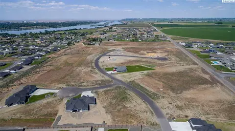 6820 Eagle Crest Dr, Pasco, WA 99301 photo 1