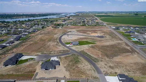 6825 Eagle Crest Dr, Pasco, WA 99301 photo 1