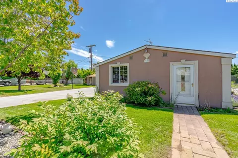 712 W Agate St, Pasco, WA 99301 photo 1
