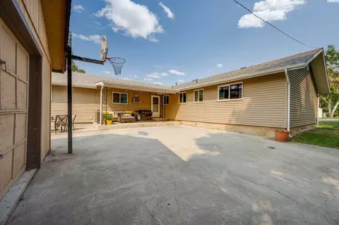2004 N Cedar St, Colfax, WA 99111 photo 3