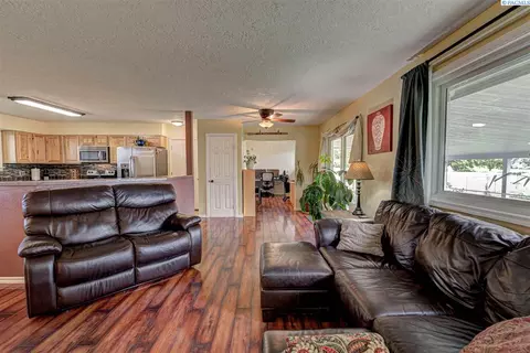 6112 W Richardson Rd, Pasco, WA 99301 photo 3